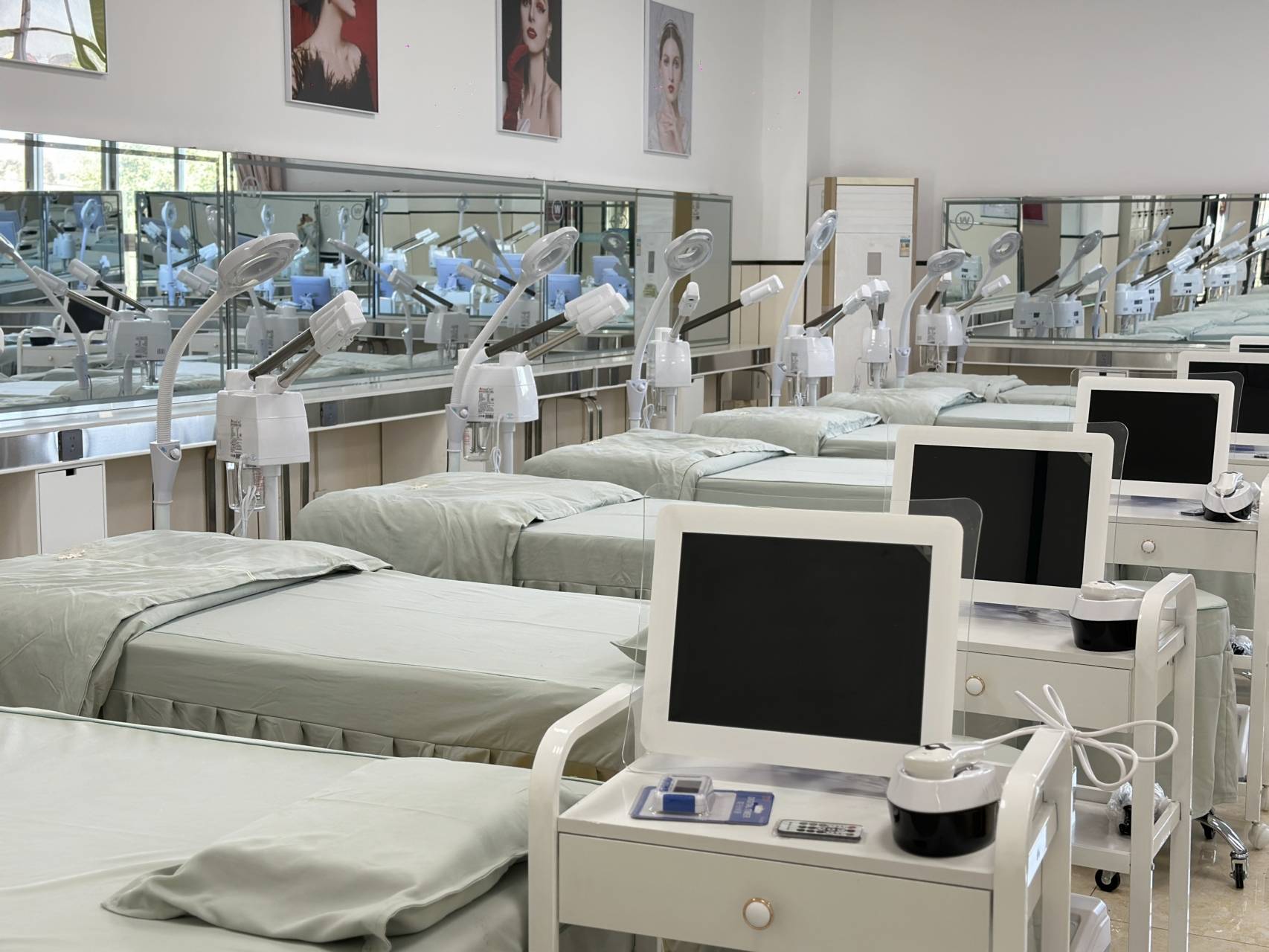 美容化妝培訓學校大揭秘：古裝造型化妝培訓與價格考量