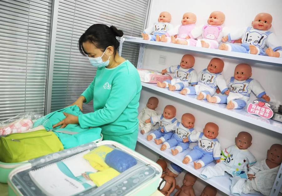 民生調查|家政行業如何邁向“員工制”？僱主、家政企業和家政員這樣說