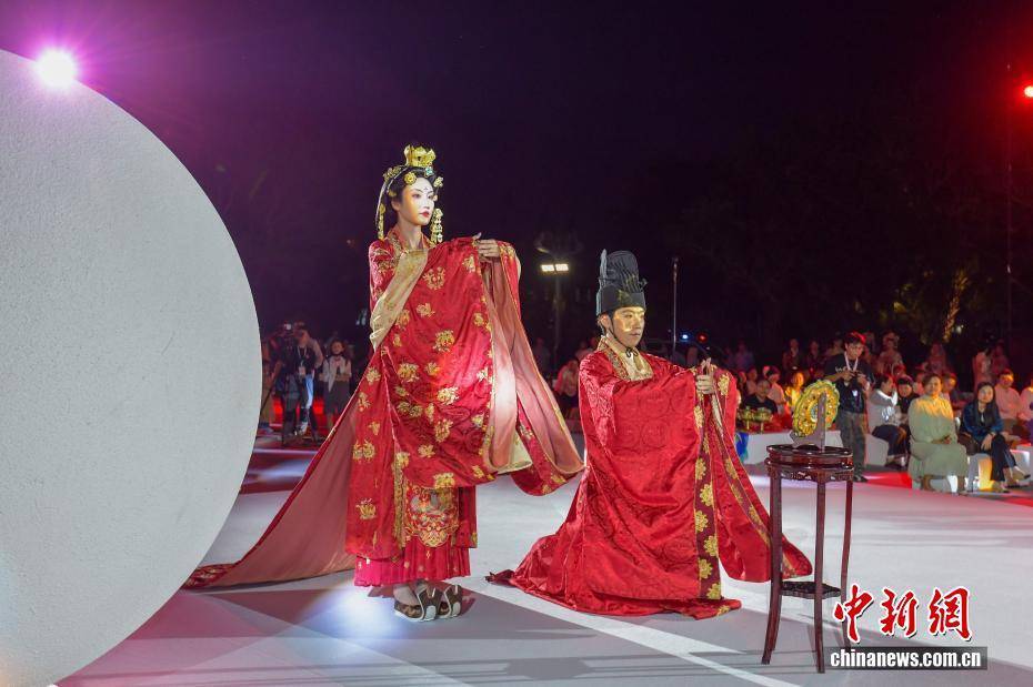 三亞天涯海角婚慶節上演中西婚俗秀