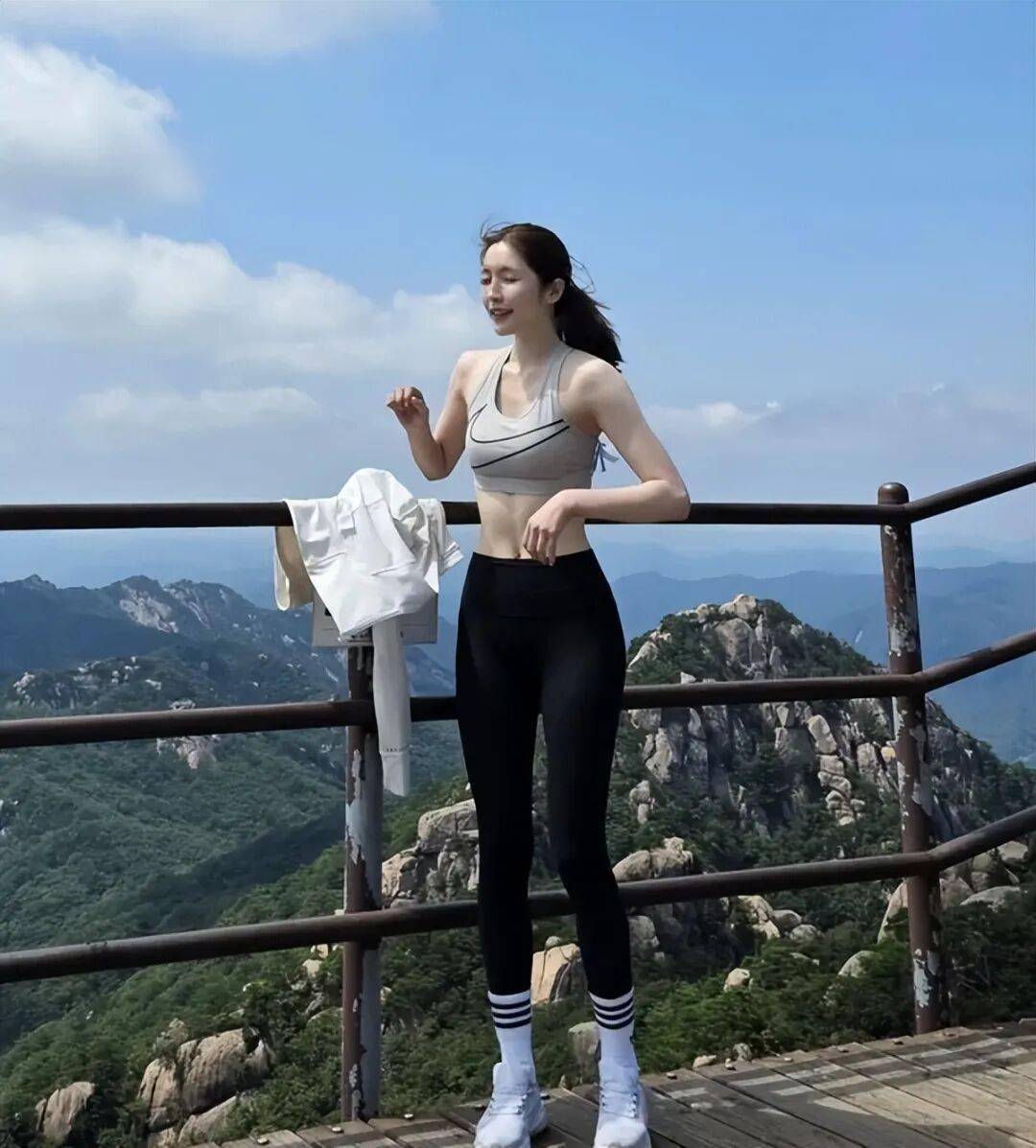 韓國女網紅穿運動內衣登山，韓網友吐槽：山上穿運動內衣不太合適