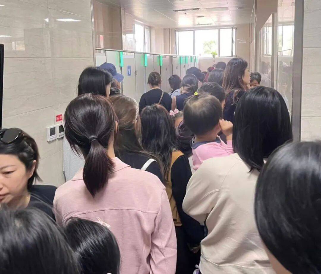 景區公廁，擠滿悄悄崩潰的女性