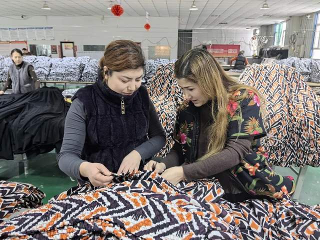 澤普縣：服裝企業生產忙 衝刺首季“開門紅”