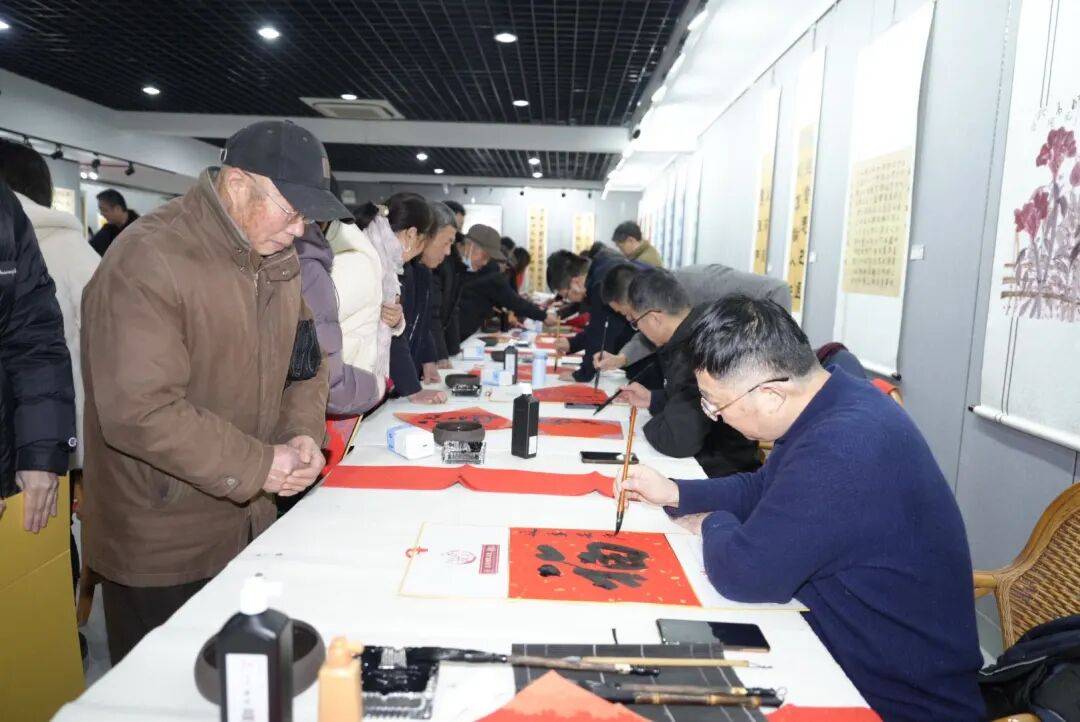 《揚州晚報》創刊30週年之際，書法名家手寫春聯送祝福