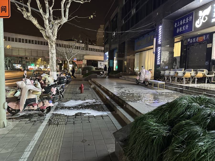 美容院“門前洗街”惹民憂 汙水橫流行人“步步驚心”