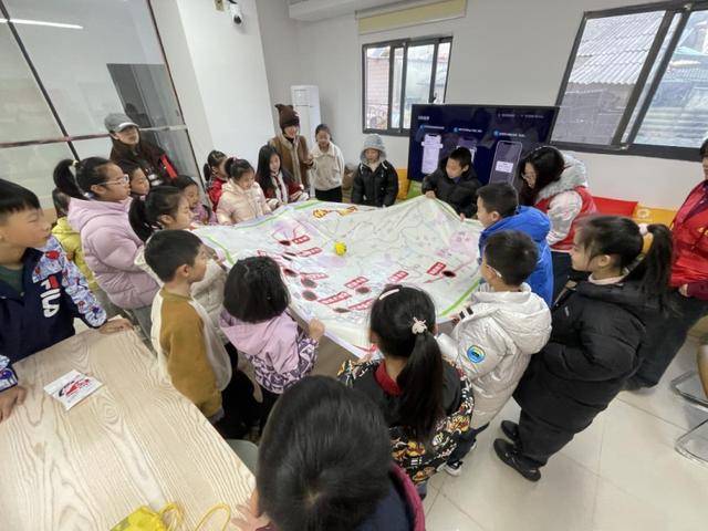 “夥伴領航站”青少年紅色主題教育活動走進馬欄山社羣