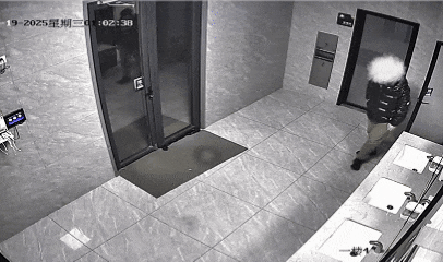 公廁裡雕刻“涉黃”網址？兩人被刑拘！