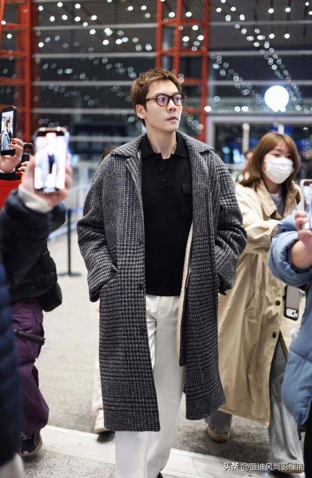 原創陳偉霆米蘭啟程：格紋大衣配眼鏡，這才是 38 歲熟男該有的鬆弛感