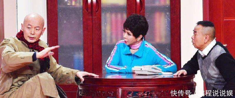 原創蔡明現身央視春晚彩排，辛柏青背雙肩包戴眼鏡，沙溢不遮掩最從容