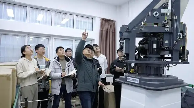 研究生工程師小隊，到科研生產一線“真題真做”丨2025回顧·身邊民生記