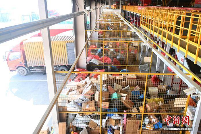 甘肅蘭州迎來春節快遞分揀高峰