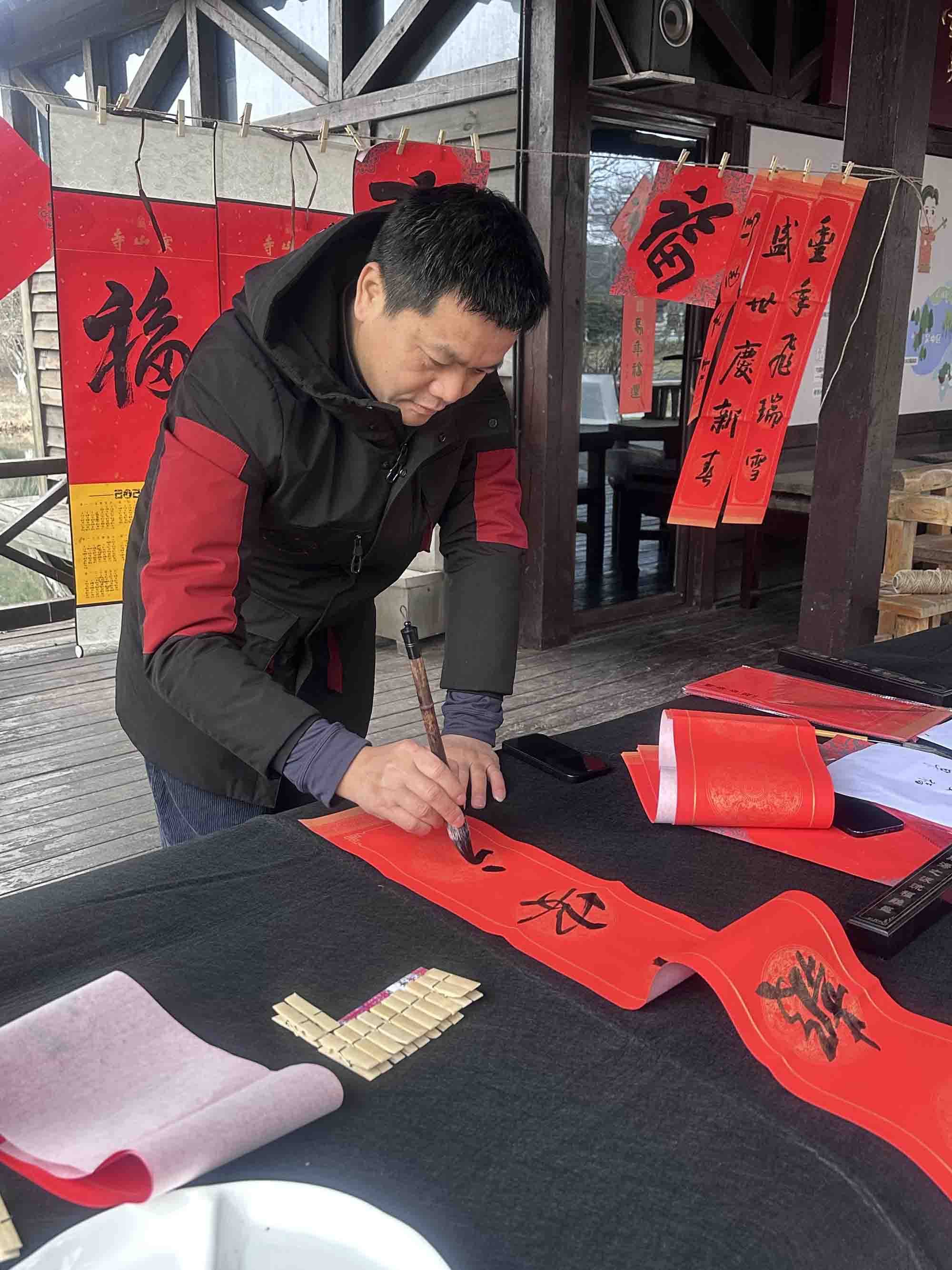 金馬奔騰迎新春——著名青年書法家黃瀚先生攜同道揮毫寫春聯