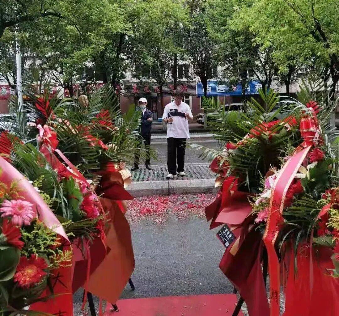 鶴崗「房產一哥」，轉行擦邊背後