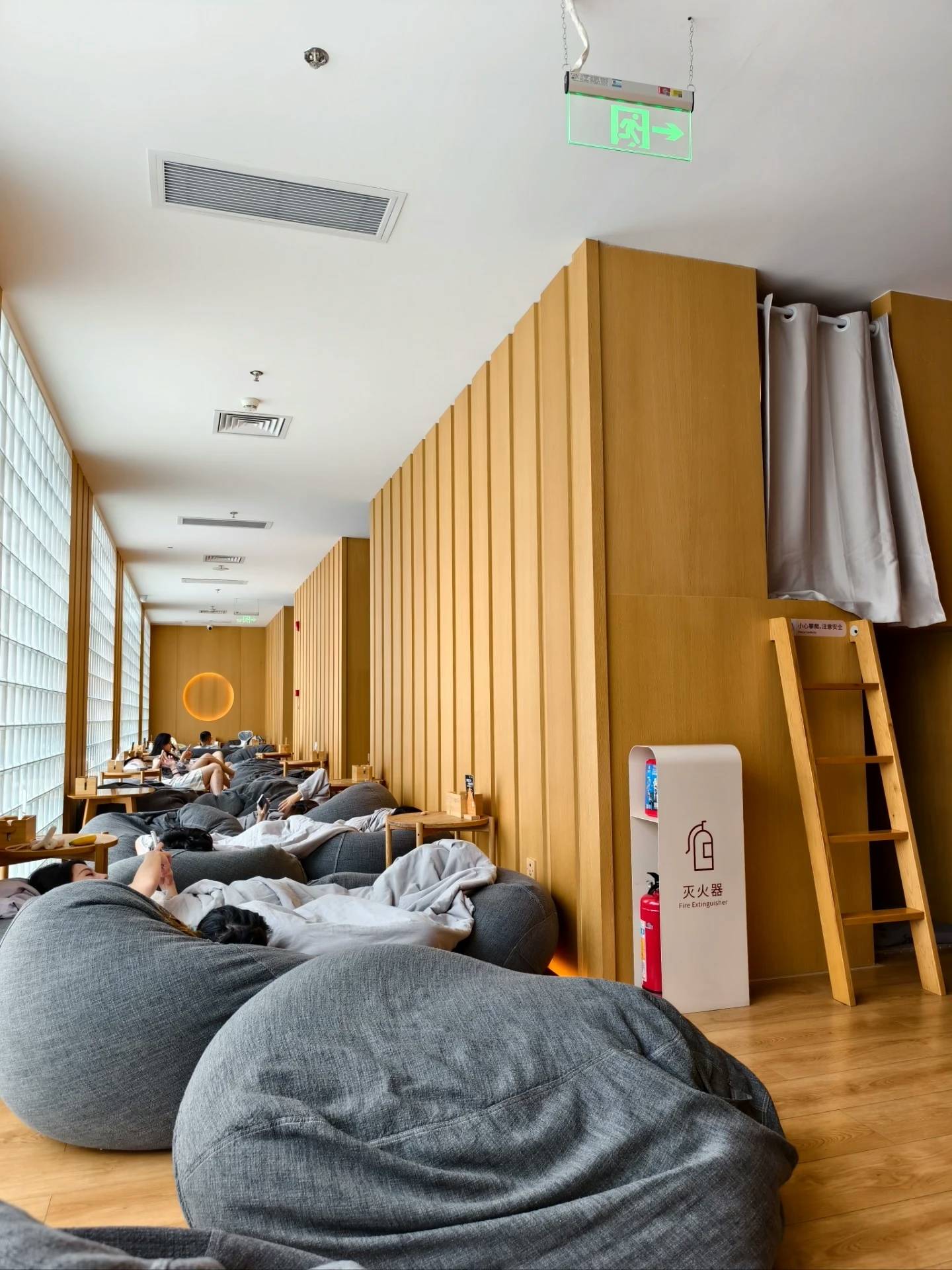 一年花費上萬、放假擠到躺地板，年輕人迷上“澡堂子”，瀋陽高階商場爆改成洗浴中心