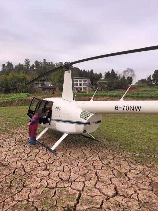 四川男子開直升機送母親回老家：數十公里僅需十幾分鍾，降落在自家農田，飛機加執照花費數百萬元