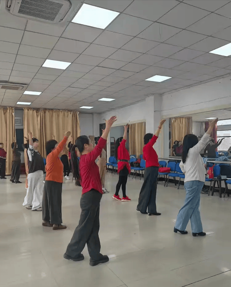 原創春風起舞 唄儂情深——懷來縣老年大學民族舞蹈班新學期開學紀實