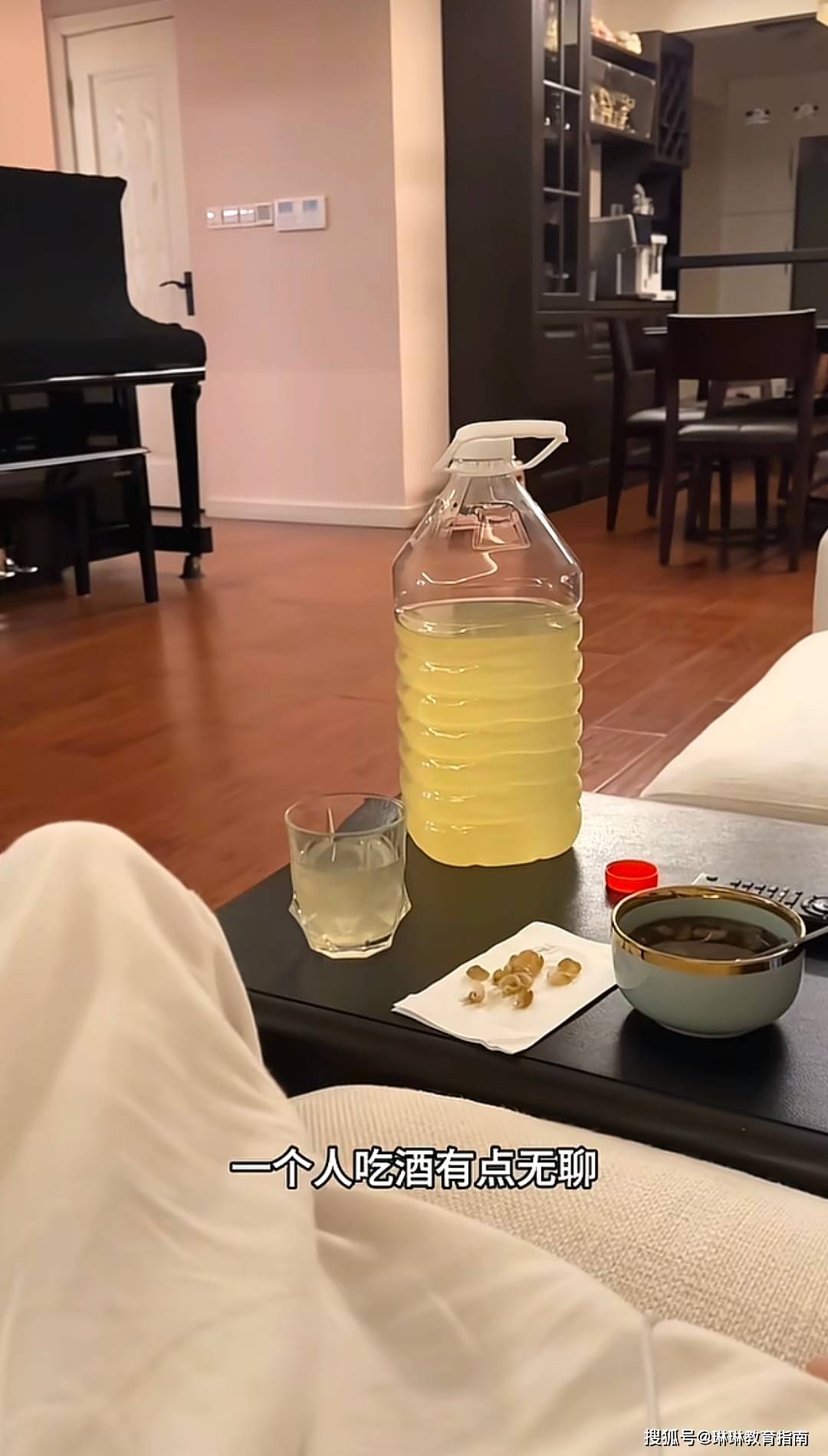 原創“女兒看到黃毛，聞到一股爹味”，上海小學生家庭走紅，爹媽形象顛覆認知