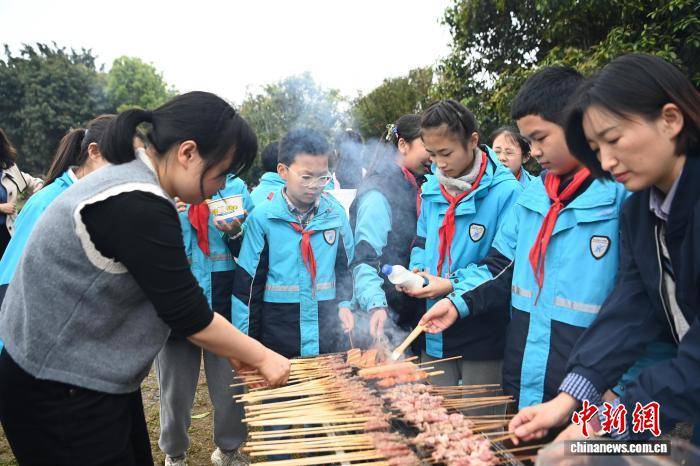 燙火鍋吃燒烤 重慶小學生樂享校園野炊時光