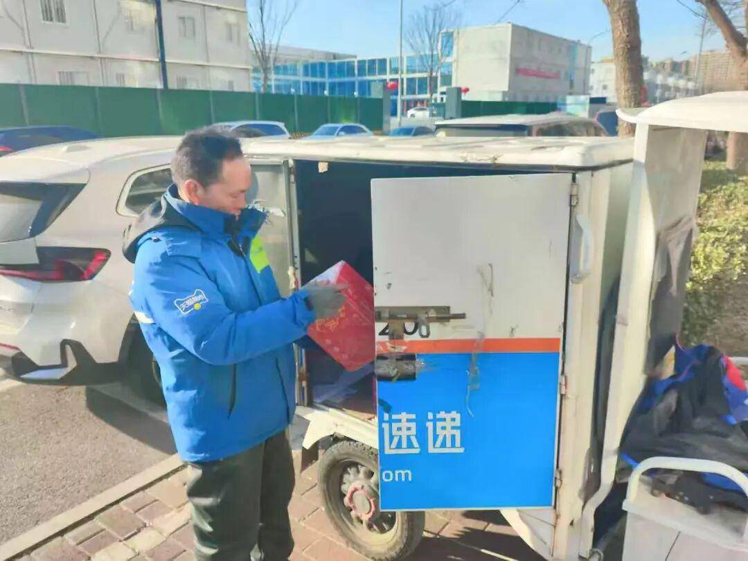 北京街頭，小女孩右腳死死卡進腳踏車輪！緊急時刻，快遞小哥出手了