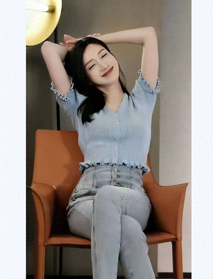 原創江疏影穿淡紫刺繡上衣搭珍珠耳飾，盡顯雍容典雅！