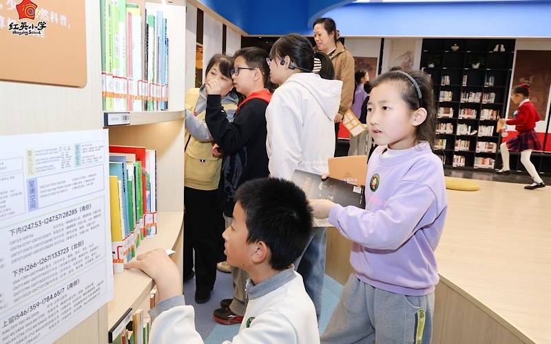 海淀圖書館永豐館開啟“圖書館奇妙夜” 80名小讀者沉浸式體驗“小館員”