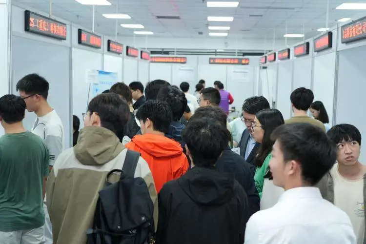 技術類崗位月薪上萬！50家企業攜千餘崗位進大學攬才