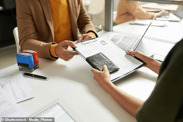 最新曝光，大量印巴移民借歐盟定居計劃進入英國！英中小學將停供高熱量食品！OpenAI設倫敦永久辦公室...