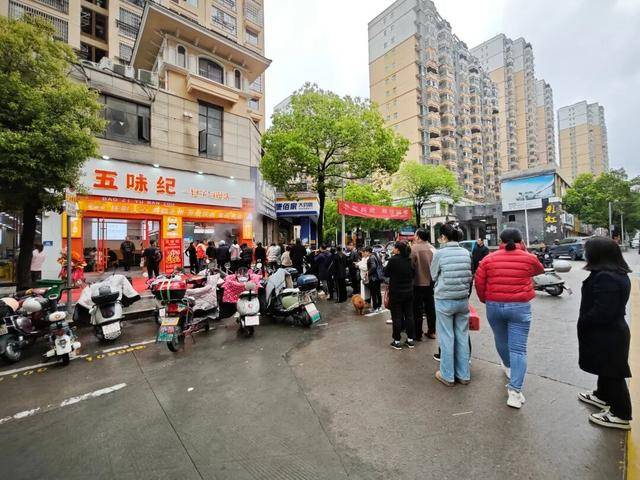 80萬開店倒閉又投40萬開店小夥發聲：寧睡地板也要當老闆