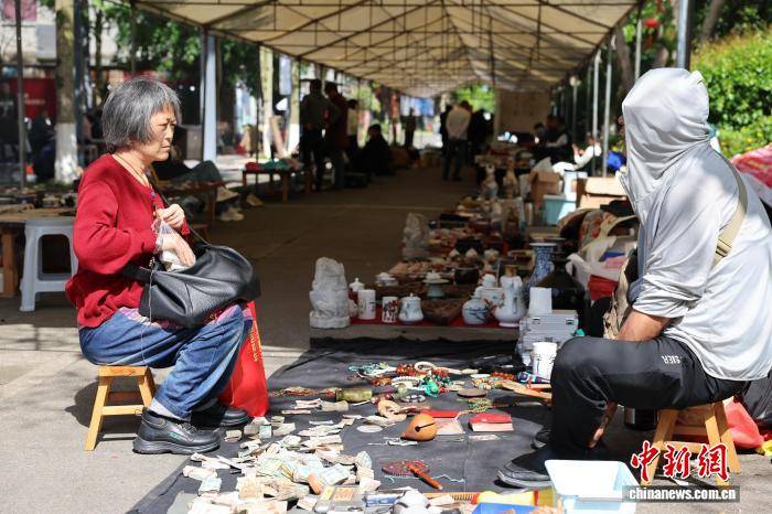 成都：全國300餘名收藏家攜藏品擺攤交流