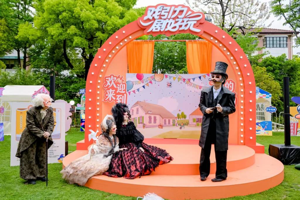 戲劇“湧入”上海，在劇場也在街頭