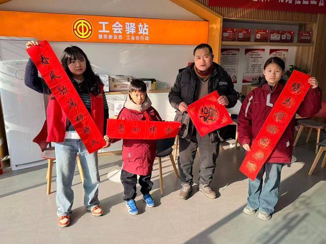 鄭州市二七區京廣路小學“小小書法家”把祝福送給普通民眾