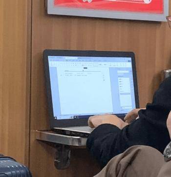 研究生在高鐵上趕論文被拍，評論：見過導師也在高鐵上改論文...