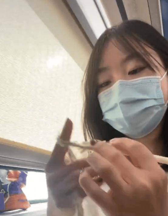 研究生在高鐵上趕論文被拍，評論：見過導師也在高鐵上改論文...