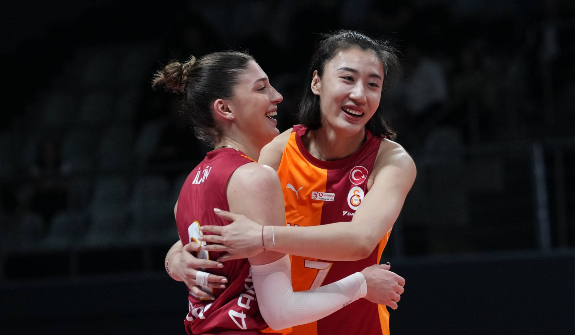 原創真喜慶！中國女排28歲王牌留洋土耳其過年曝光！吃美食看文藝表演