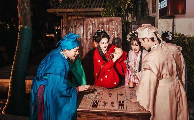 過年就來臺兒莊，全國在校大學生、18歲以下未成年人，門票免費！