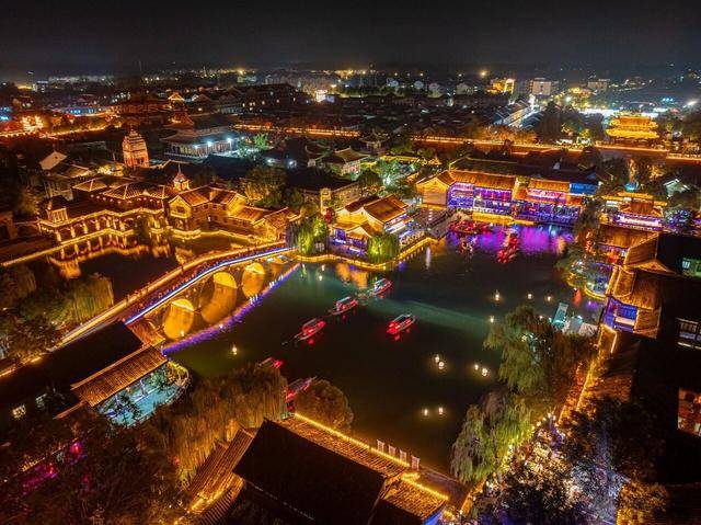 過年就來臺兒莊，全國在校大學生、18歲以下未成年人，門票免費！