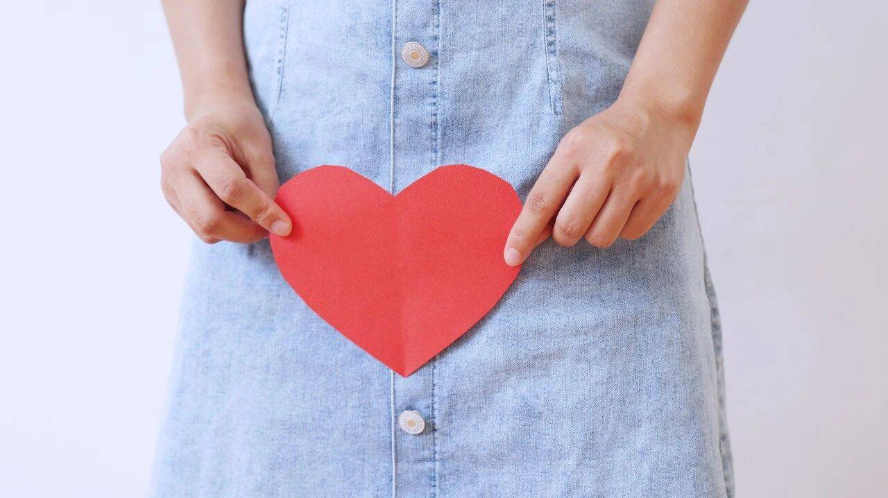 原創女性洗澡時，不需要洗得“太乾淨”，這3處“髒一點”反而更健康