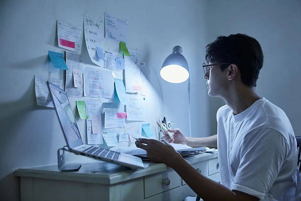 大學生畢業去向：從“卷學歷”到“拼技能”