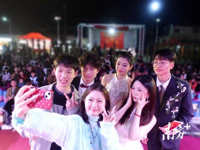 時代的年味｜“00後”大學生回鄉接棒辦“村晚”