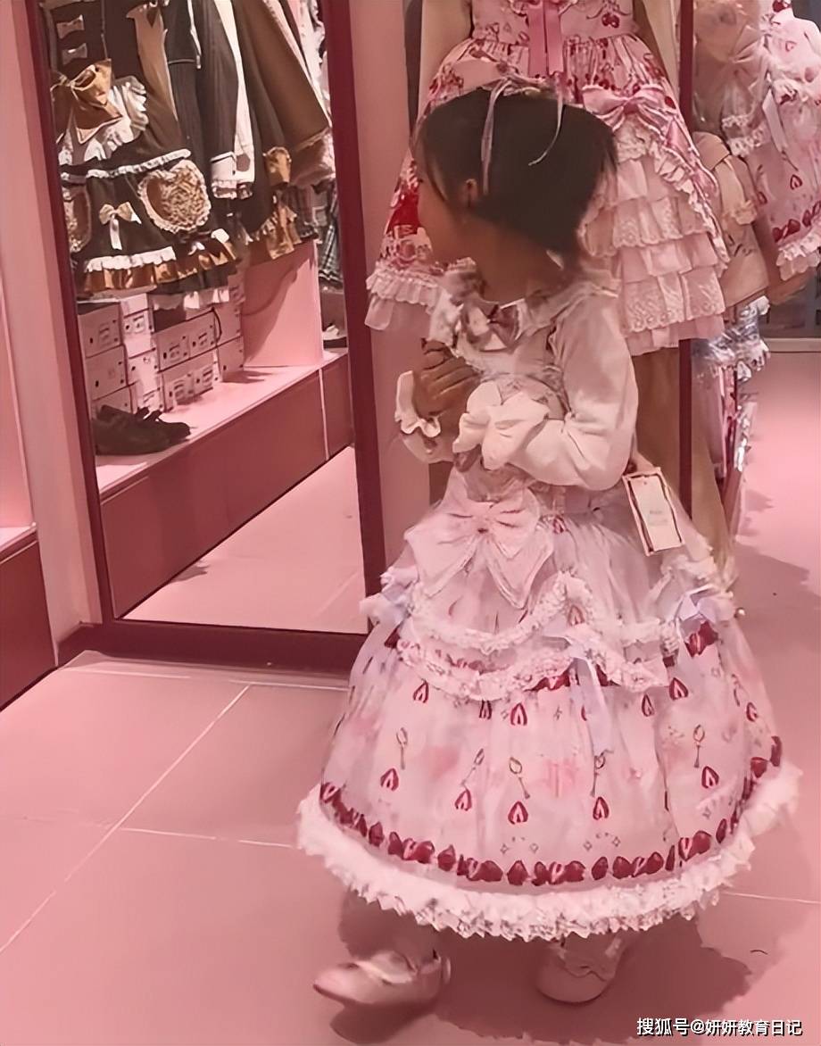 原創“只有窮人能理解窮人”，一千塊女童連衣裙評論區，大學生覺醒了