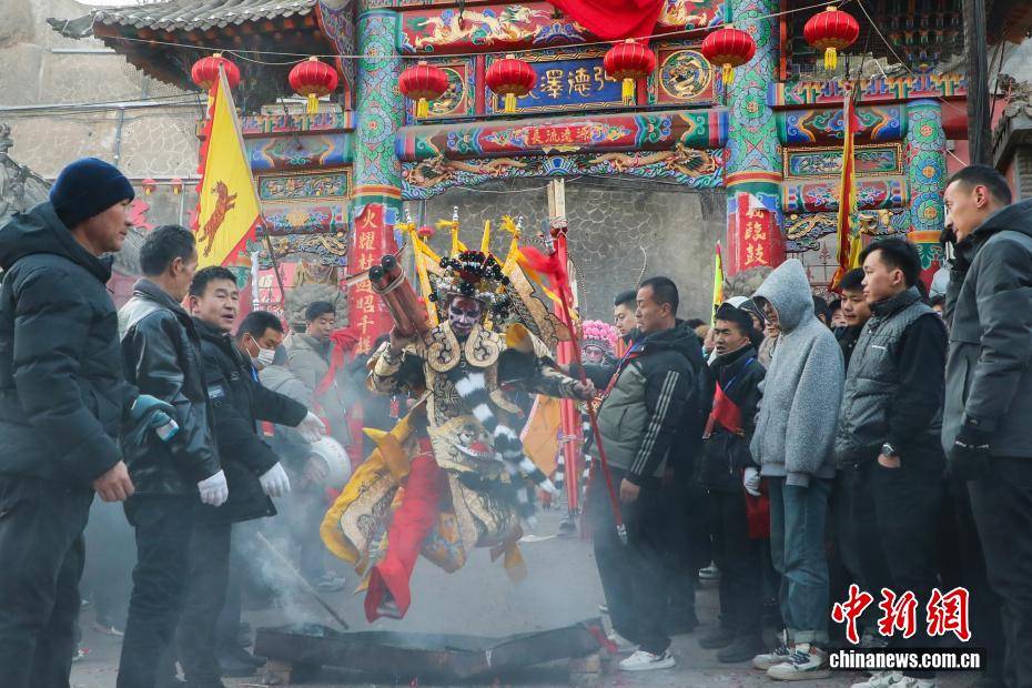 （新春走基層）青海湟中：“空中舞蹈”魯沙爾高蹺精彩上演