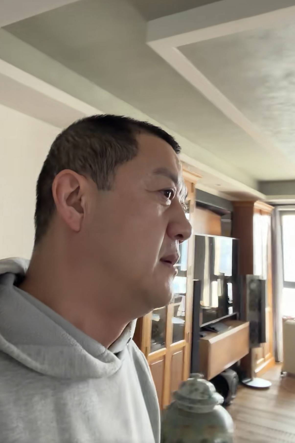 原創李亞鵬母子北京過元宵節，住100平小房傢俱很老氣，裝修像30年前