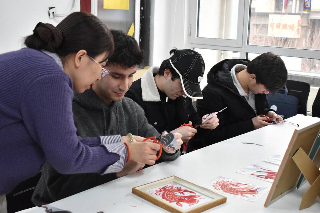 包元宵、做花燈、扭秧歌 10餘名外籍留學生膠州“鬧元宵”