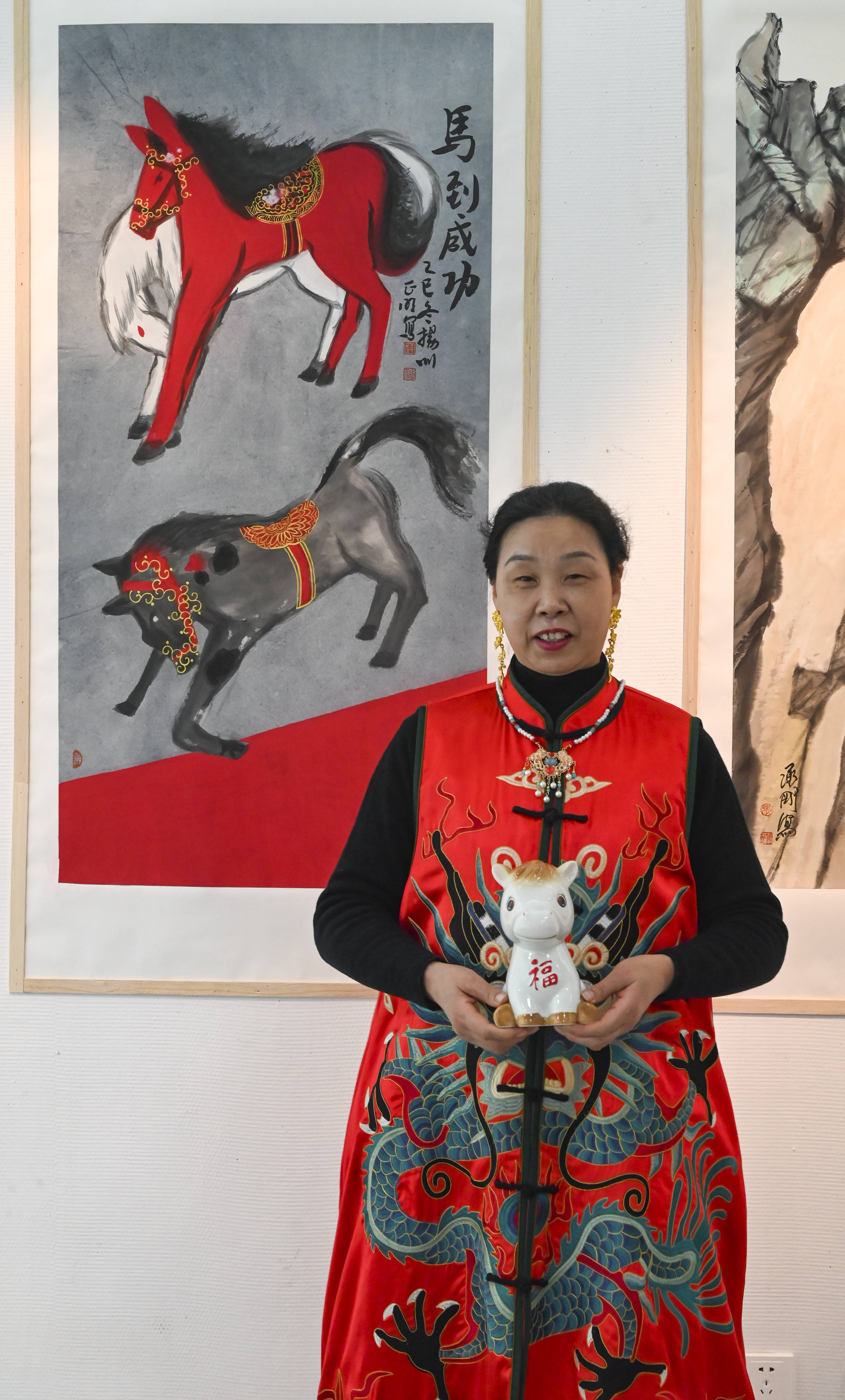 原創[文化揚州]歡天喜地迎馬年！當刺繡華服邂逅非遺與書畫