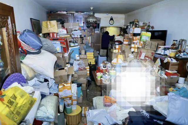 退休金基本用來網購！八旬老人迷上直播家中堆滿快遞，消防員為其清出10余車“寶物”……