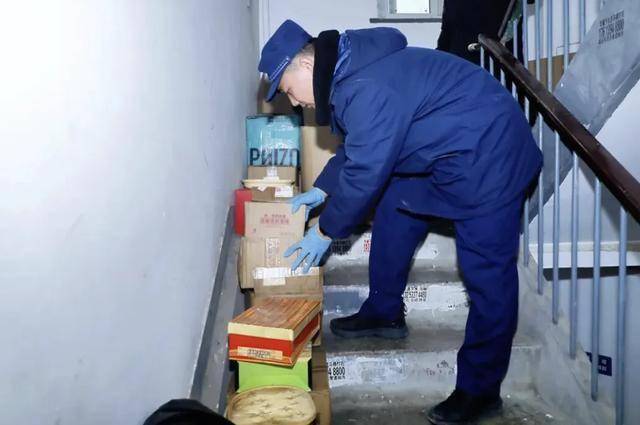 退休金基本用來網購！八旬老人迷上直播家中堆滿快遞，消防員為其清出10余車“寶物”……