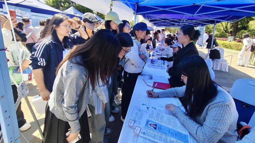 官渡國投精準引才 走進雲南大學