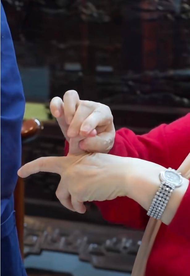 原創陳麗華頂奢收藏，從鴿血紅到天價帝王綠手鐲，都比不上她看家之寶