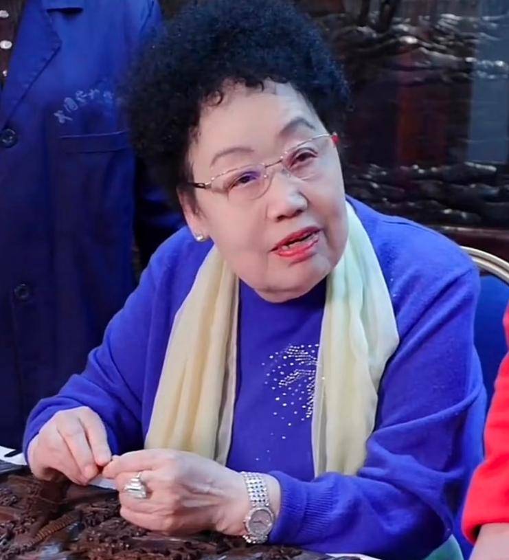 原創陳麗華頂奢收藏，從鴿血紅到天價帝王綠手鐲，都比不上她看家之寶