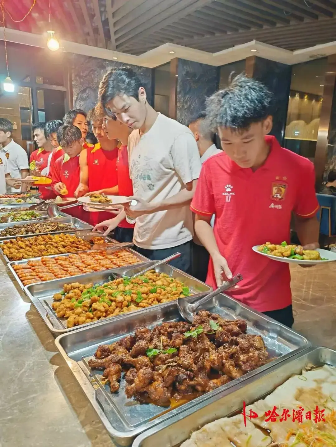 友誼第一！“東北超”哈爾濱隊主場最大休息室留給客隊，美食管夠、景區門票五折｜阿城誠意滿滿迎接體育盛宴