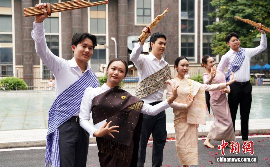 東盟留學生廣西歡度潑水節